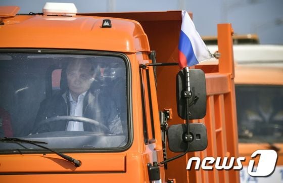 크림대교를 직접 건너기 위해 건설 트럭에 오른 블라디미르 푸틴 러시아 대통령. © AFP=뉴스1