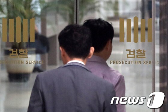 16일 서울 서초구 대검찰청 로비를 검찰 관계자들이 오가고 있다. /뉴스1 © News1 민경석 기자