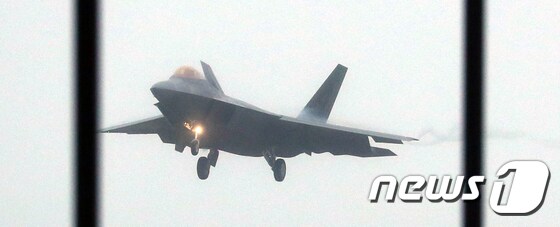 16일 오후 맥스선더 훈련의 일환으로 F-22랩터 전투기가 공군 제1전투비행단활주로에 착륙하고 있다. 2018.5.16/뉴스1 © News1 남성진 기자