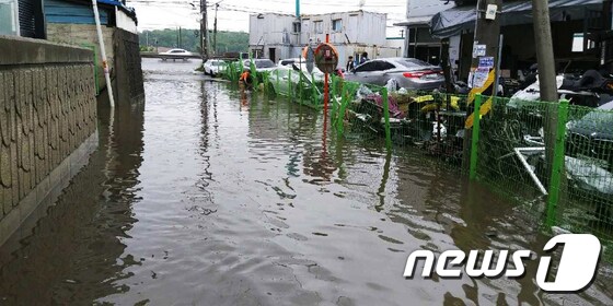 16일 오후 수도권 기습폭우로 경기도 김포시 옹정리의 한 도로가 폭우로 인해 침수되어 있다. 기상청은 이날 기압골의 영향으로 중부지방을 중심으로 비가 내린다고 예보했다. /뉴스1 © News1