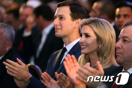 도널드 트럼프 미국 대통령와 딸 이방카(오른쪽에서 두번째)와 남편 재러드 쿠슈너(왼쪽)가 13일(현지시간) 이스라엘 예루살렘에서 열린 미국 대사관 개관 축하연에 참석, 박수치고 있다. © AFP=뉴스1
