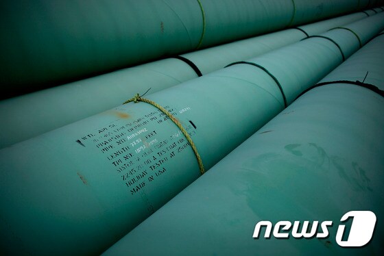 미국 오클라호마 쿠싱에 쌓여있는 설치 전 송유관.© AFP=News1