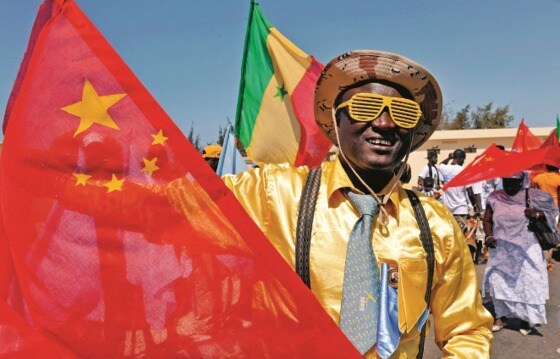아프리카 청년이 중국 국기를 들어보이고 있다 - SCMP 갈무리