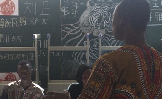 공자학원에서 중국어를 공부하고 있는 아프리카 학생들 - SCMP 갈무리