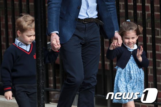 엘리자베스 2세 영국여왕의 증손주인 조지 왕자(왼쪽)와 샬럿 공주. © AFP=뉴스1ㅇ