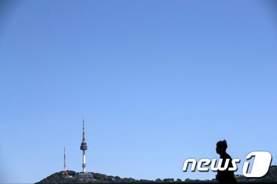 궂은 날씨가 지나고 맑게 갠 19일 오전 서울 용산구에서 바라본 하늘이 파랗다. 2018.5.19/뉴스1 © News1 이승배 기자