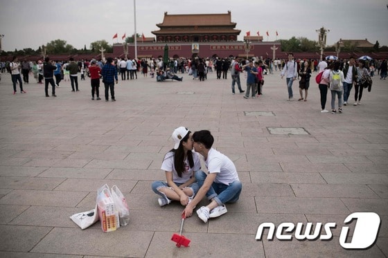 베이징 천안문 광장에서 기념사진을 촬영하고 있는 커플의 모습© AFP=뉴스1
