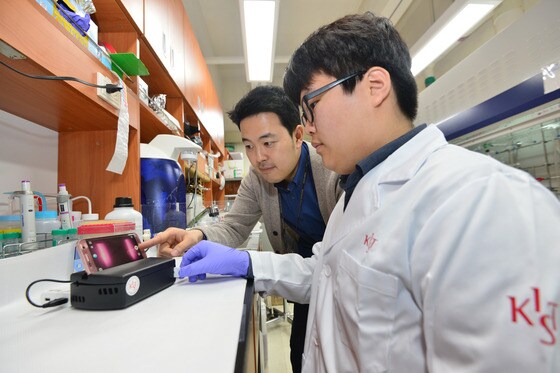 KIST 분자인식연구센터 이준석 박사(선임연구원)가 KIST 김재영 연구원(제1저자)와 함께 새롭게 개발한 진단키트를 시연하고 있다