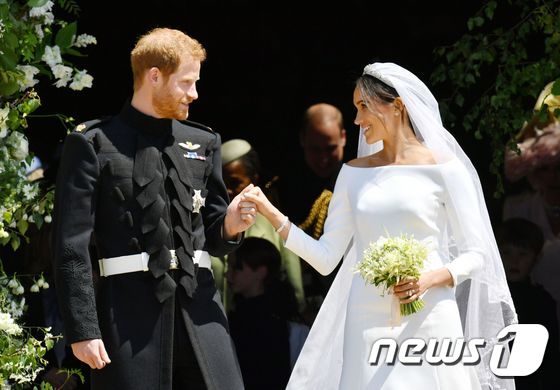 해리 영국 왕자와 배우 메건 마클이 19일(현지시간) 런던 인근에 위치한 윈저 성 왕실 전용 예배당 세인트 조지 채플의 결혼식장을 나서고 있다. © AFP=뉴스1 © News1 우동명 기자
