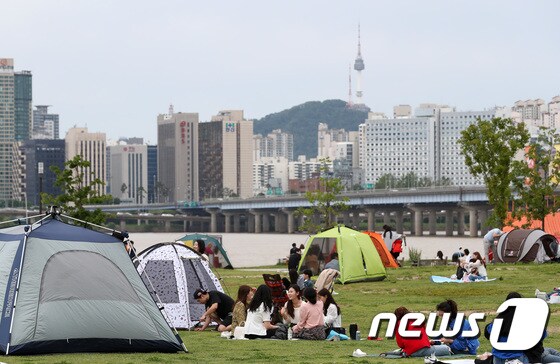화창한 봄날씨를 보인 20일 서울 여의도 한강공원을 찾은 시민들이 텐트를 치고 둘러앉아 휴일을 만끽하고 있다. 2018.5.20/뉴스1 © News1 오대일 기자