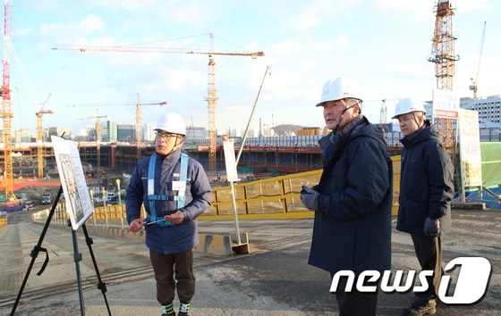 고(故) 구본무 LG그룹 회장이 2015년 12월 마곡 LG사이언스파크 건설 현장을 점검하는 모습(LG제공)/뉴스1