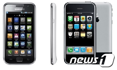 삼성전자의 갤럭시S(왼편)과 2007년 출시된 애플의 아이폰 1세대(오른쪽)© News1
