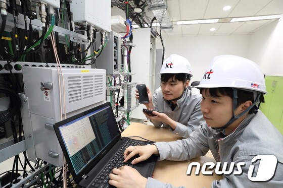  서울 서초구 우면동 KT 공공안전통신망 기술검증센터에서 연구원들이 재난망 통신을 테스트하고 있다. (KT 제공) 2018.5.21/뉴스1