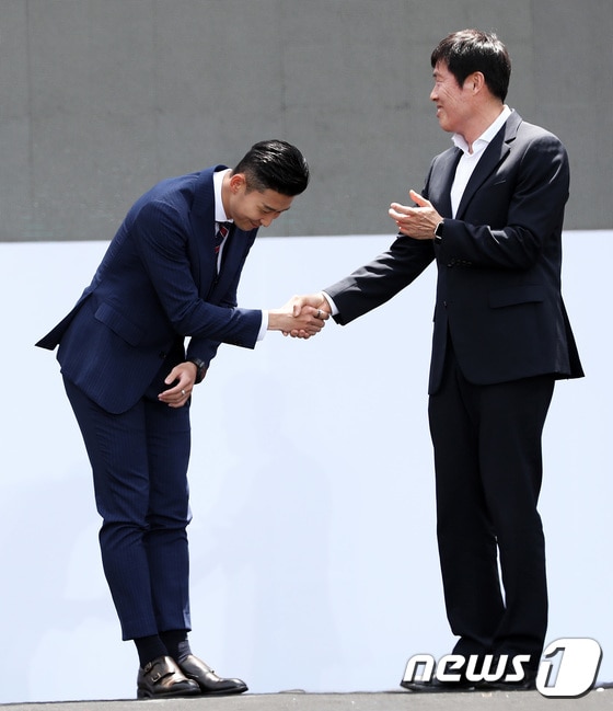 손흥민(왼쪽)과 차범근. 2018.5.21/뉴스1 © News1 오대일 기자