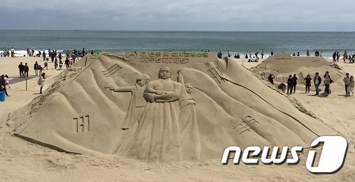 20일 부산해운대 모래축제에 등장한 안중근 의사(왼쪽부터),  김구 선생, 유관순 열사 모래조각 작품. 2018.5.21.© News1
