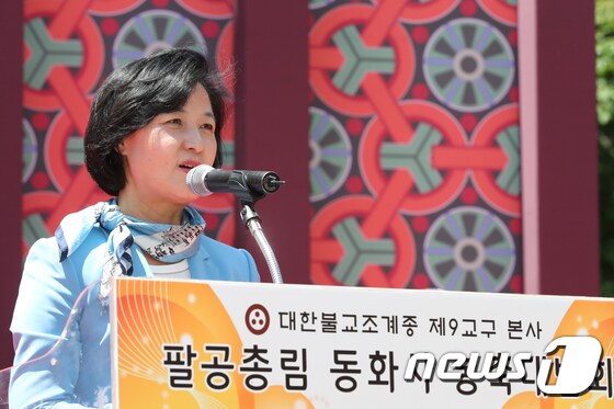 '대구의 딸' 추미애 대표, 동화사 봉축대법회 참석