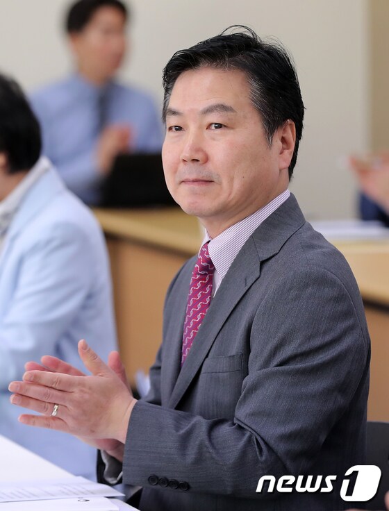 홍종학 장관 '다소 경직된 모습'