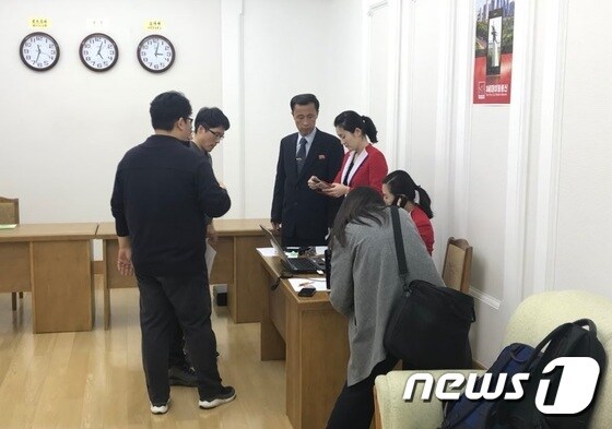한국 기자단으로 추정되는 취재진들이 원산에서 북한 지역 SIM카드를 구매하고 있다. <마이클 그린필드 스카이뉴스 기자 트위터 갈무리> © News1