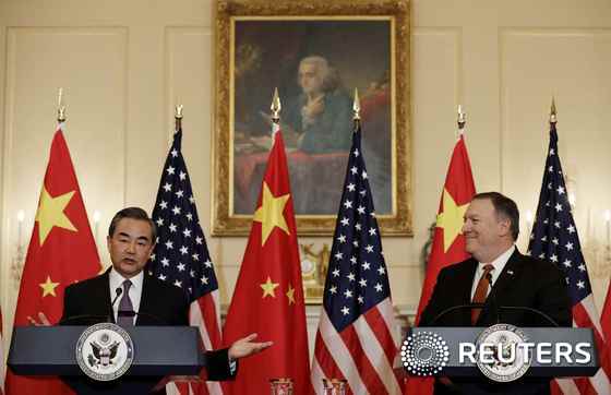 왕이 중국 외교부장(왼쪽)과 마이크 폼페이오 미국 국무장관의 공동 기자회견. © 로이터=뉴스1