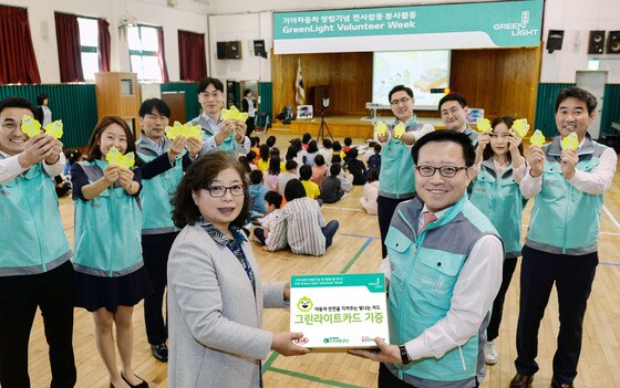 곽용선 기아차 경영전략실장(오른쪽)과 강경옥 반원초등학교 교감선생님(왼쪽)이 그린 라이트 카드 전달을 기념해 포즈를 취하고 있다(기아차 제공)@News1