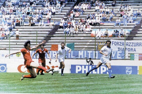 1986 멕시코 월드컵 이탈리아와의 조별예선 3차전에서 골을 성공시키고 있는 허정무. (한국축구 100년사 제공)© News1