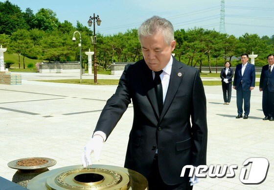박종환 자유총연맹 총재가 24일 광주 국립 5·18민주묘지를 찾아 참배하고 있다. (한국자유총연맹 제공) © News1