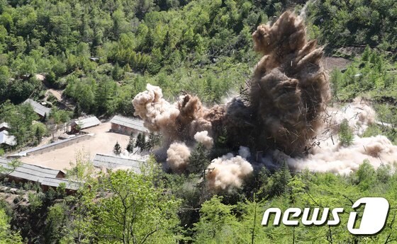 지난달 24일 풍계리 핵실험 관리 지휘소시설 폭파순간 목조 건물들이 폭파 되며 산산이 부숴지고 있다. 2018.5.25/뉴스1 © News1 사진공동취재단