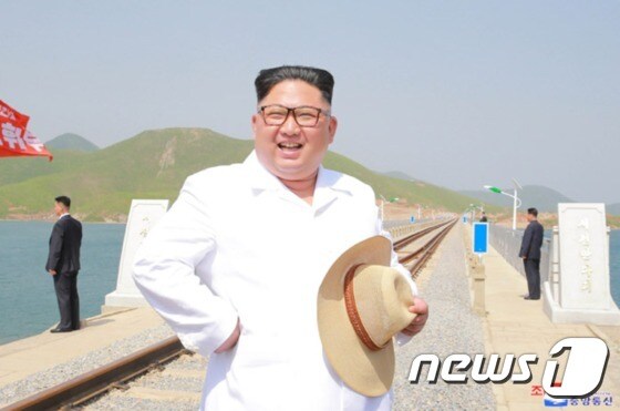 김정은 북한 국무위원장이 강원 고암-답촌 철길을 시찰하고 있다. (조선중앙통신 갈무리) © News1