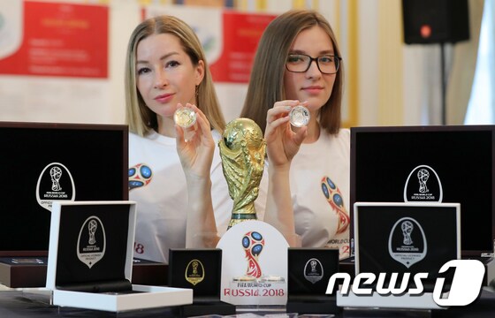 '이것이 러시아월드컵 공식 기념 메달'