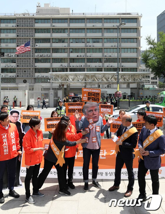 미 대사관 앞에서 북미정상회담 취소 규탄하는 민중당
