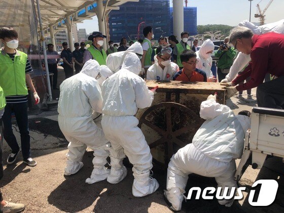성남 모란시장에 1곳 남아있던 개 도축시설을 철거하고 있는 성남시 관계자들.(성남시 제공) © News1