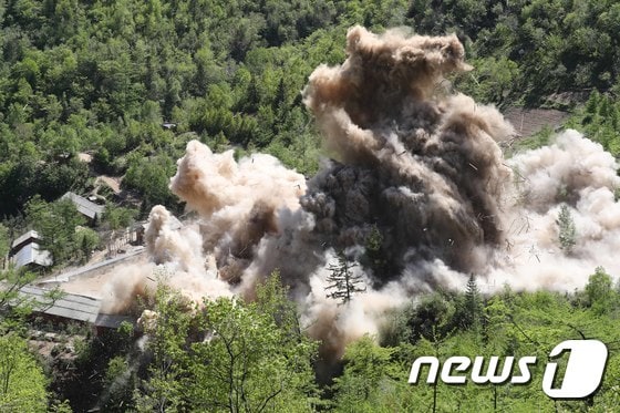 북한 핵무기연구소 관계자들이 지난 2018년 5월24일 함경북도 길주군 풍계리 소재 핵실험장 폐쇄를 위한 폭파 작업을 했다.. 2018.5.25/뉴스1 © News1 사진공동취재단