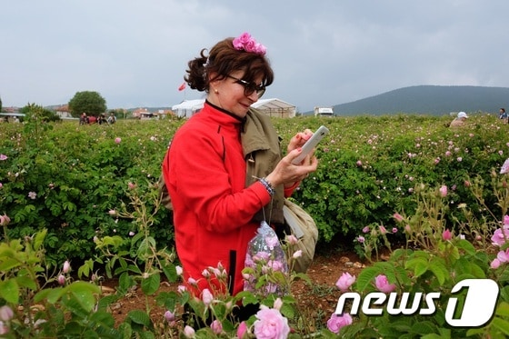 한 터키인 체험객은 장미꽃을 머리에 얹고 찍은 인증 사진을 확인하며 미소를 짓고 있다.© News1  