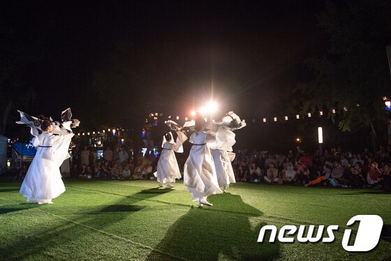 전북 전주한옥마을에서 펼쳐지고 있는 야간공연/뉴스1 DB