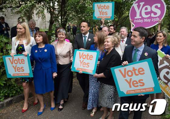 레오 바라드카르 아일랜드 총리가 유권자들과 함께 낙태금지법 폐지 캠페인을 하고 있다. © AFP=뉴스1