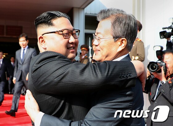 문재인 대통령(오른쪽)과 김정은 북한 국무위원장이 26일 오후 판문점 북측 통일각에서 정상회담을 마친 후 헤어지며 포옹하고 있다.( 청와대 제공)2018.5.26/뉴스1