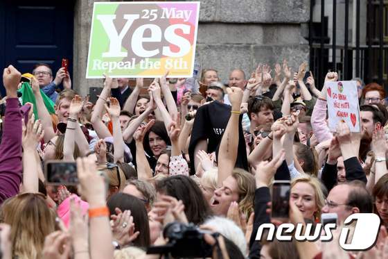 아일랜드 더블린에서 26일(현지시간) 낙태 허용을 주장하는 시민들이 전날 실시된 국민투표 결과 '낙태금지법 폐기'가 최종 결정되자 환호하고 있다. © AFP=뉴스1
