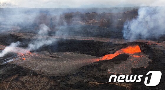 용암을 분출하고 있는 하와이 킬라우에아 화산 <자료사진> © AFP=뉴스1