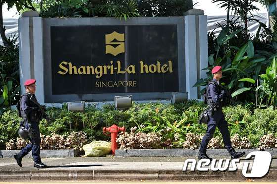김정은 북한 국무위원장과 도널드 트럼프 미국 대통령 간 정상회담 개최 장소로 거론되는 싱가포르 샹그릴라 호텔 앞을 무장경찰들이 순찰 중인 모습 <자료사진> © AFP=뉴스1