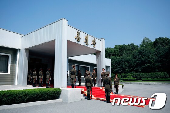 지난 26일 오후 판문점 북측 통일각에서 열린 제2차 남북정상회담장에 북한 군인이 사열해 있다. (청와대 제공) 2018.5.27/뉴스1