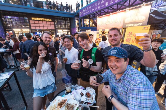 시민들이 더 비어위크 서울 페스티벌에서 수제 맥주를 마시며 즐거워하고 있다.© News1