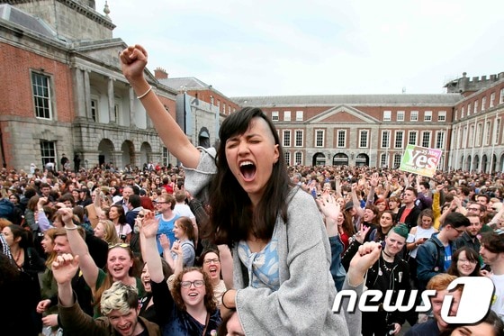 26일(현지시간) 아일랜드가 국민투표를 통해 헌법상 낙태금지 조항 폐지를 결정하자 한 여성이 환호성을 지르고 있다. © AFP=뉴스1