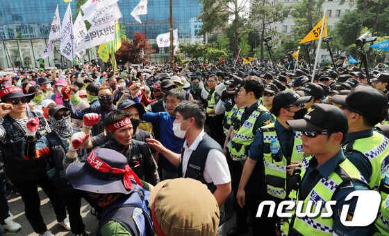 대치하는 경찰-민주노총…'혼잡한 국회 앞'