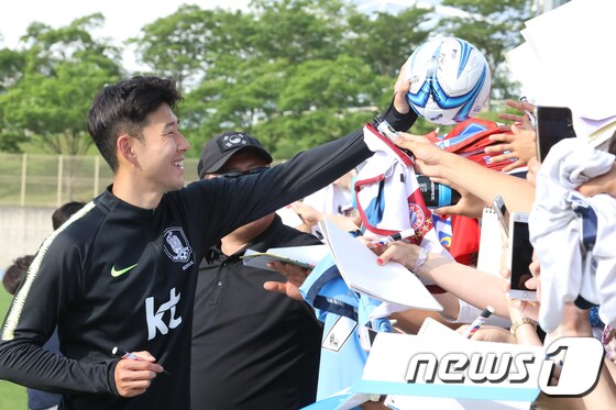한국 축구대표팀의 오픈 트레이닝이 팬들이 지켜보는 앞에서 다시 진행된다. /뉴스1 © News1 공정식 기자