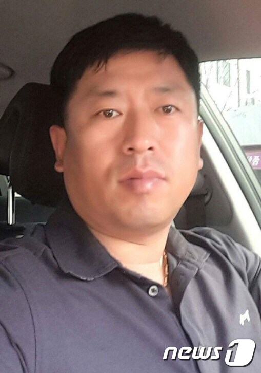 고속도로에서 운전자가 의식을 잃어 사고 후에도 계속 달리던 화물차를 자신의 차량으로 막아 세운 박세훈씨(뉴스1DB)