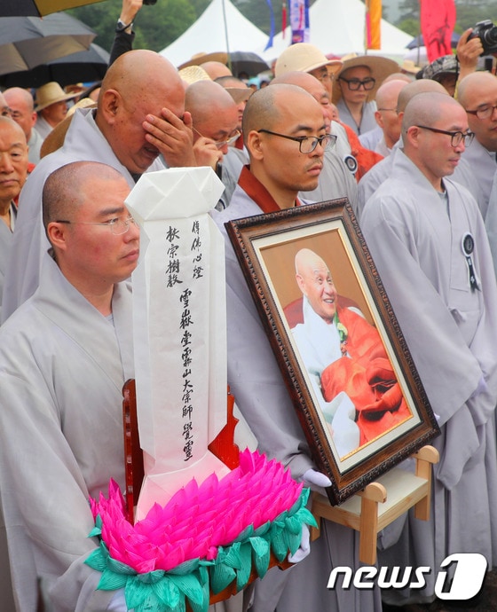 30일 강원 고성군 건봉사에서 열린 무산스님 다비식(茶毘式)에서 스님들이 애도하고 있다. 2018.5.30/뉴스1 © News1 고재교 기자