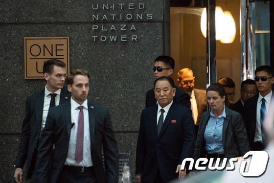 30일(현지시간) 미국 뉴욕 밀레니엄 유엔 플라자 호텔에서 출발하는 김영철 북한 노동당 부위원장. © AFP=뉴스1