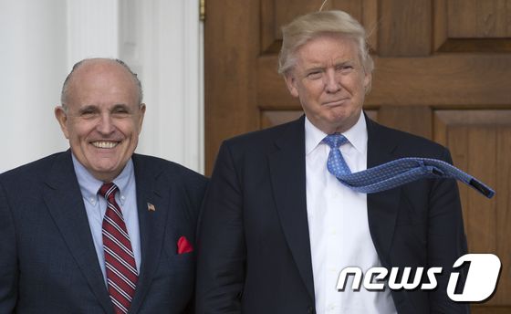 도널드 트럼프 미국 대통령(오른쪽)과 그의 변호사인 루돌프 줄리아니 전 뉴욕시장. © AFP=뉴스1