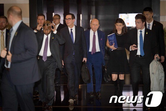 미국 무역협상단 중 스티브 므누신 재무장관과 윌버 로스 상무장관이 호텔 로비를 걸어가고 있다. © AFP=뉴스1