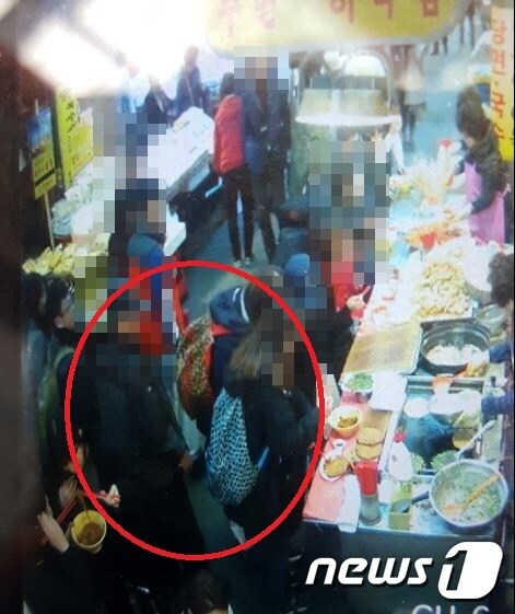 지난 3월 17일 오후 4시 24분쯤 부산 중구에 있는 한 재래시장에서 A씨와 B씨가 일본인 관광객을 상대로 휴대전화를 훔치는 모습.(부산지방경찰청 제공)© News1